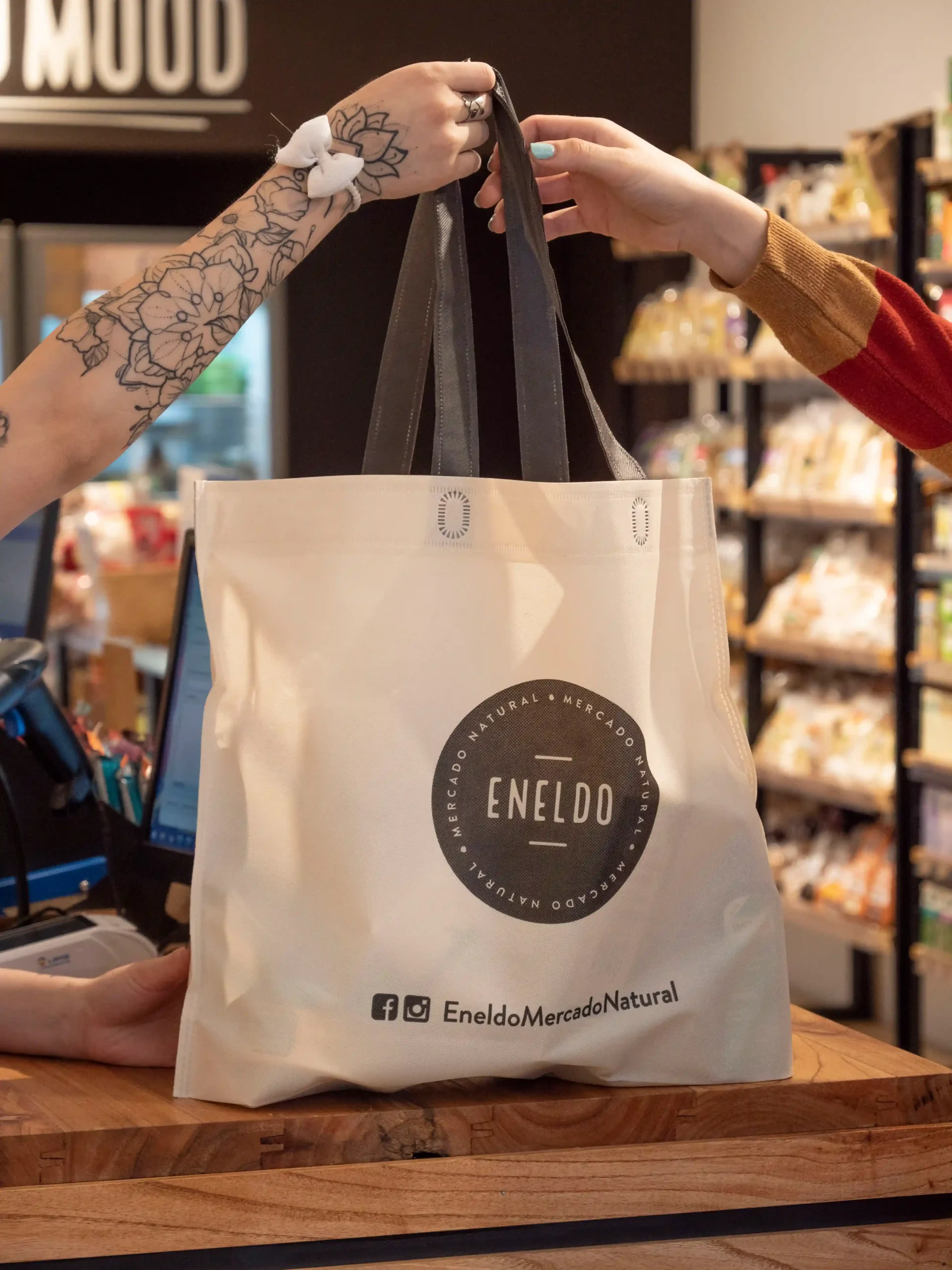Tienda Eneldo, mercado natural con alimentos saludables y productos sin TACC. Totebag hecha con materiales reciclados